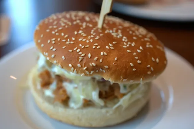 Pyszne burgery zrobione na grillu gazowym